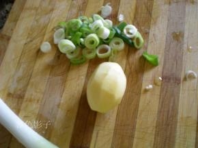 葱花切好，土豆切块。