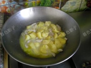 加适量的水，小火慢炖