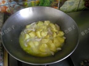 加适量的水，小火慢炖