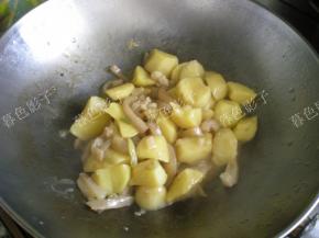 收汁了，放盐翻炒。土豆软烂即可