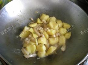 收汁了，放盐翻炒。土豆软烂即可