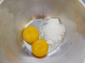  蛋白蛋黄分别放在两个无水无油的搅拌盆里。蛋黄加30克糖用手抽搅拌至颜色变白。