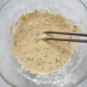 加入面粉，加入适量水，调成比较稀的面糊。