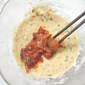  加入切碎的辣白菜。拌匀。