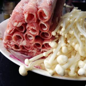  金针菇去根洗净。