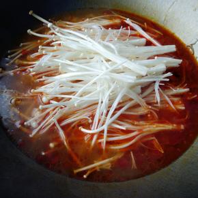 水烧开后放入金针菇。