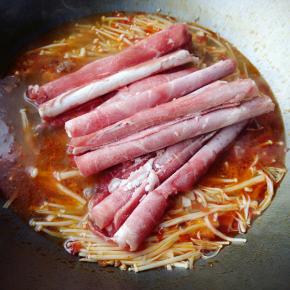 再次煮开后加入肥牛卷，用筷子翻动使肥牛在汤中散开。