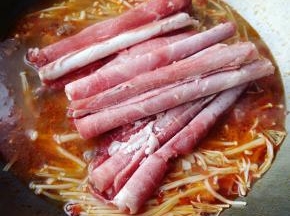 再次煮开后加入肥牛卷，用筷子翻动使肥牛在汤中散开。