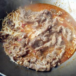 煮到肥牛变色后关火，根据口味加入适量盐调味。