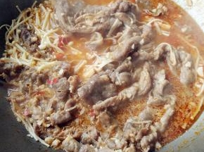 煮到肥牛变色后关火，根据口味加入适量盐调味。