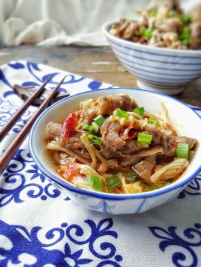  盛出后撒上葱花。