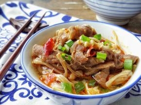  盛出后撒上葱花。
