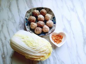 准备食材:牛肉丸子朋友自己做的(^_^)开洋冷水泡发。