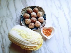 准备食材:牛肉丸子朋友自己做的(^_^)开洋冷水泡发。