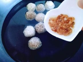 锅中加入清水。放入牛肉贡丸，再倒入泡好的开洋。