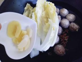 加入娃娃菜，十三香(娃娃菜洗干净，切长条。)加入两片和蒜瓣，大火烧开，转小火8分钟即可。