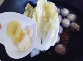 加入娃娃菜，十三香(娃娃菜洗干净，切长条。)加入两片和蒜瓣，大火烧开，转小火8分钟即可。