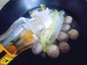 最后滴几滴芝麻油，关火。