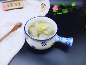 盛入汤碗中，撒上葱花。