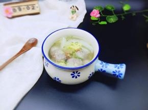 盛入汤碗中，撒上葱花。