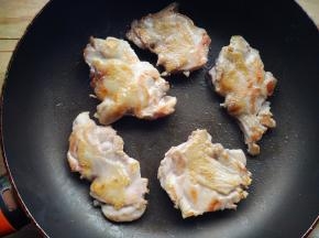 锅烧热，将鸡皮朝下，小火煎至鸡皮出油，颜色金黄。