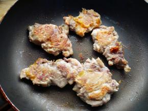 翻面，煎鸡肉那一面，煎至金黄，一扎就透。