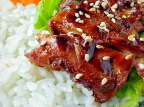 盛一碗米饭，淋上酱汁！