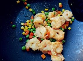 倒入碗汁，待汁液变得粘稠后关火，盛出即可。