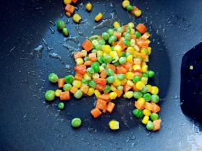 将糖，食醋，淀粉和少许水调匀成糖醋碗汁，最后勾芡用。热锅热油，爆香葱花儿后，下什锦菜和少许盐，翻炒几下。如果没有什锦菜，可将胡萝卜丁，青豆与玉米粒等时蔬切小丁，焯水后备用