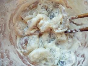 搅匀。同时烧热油锅，油温烧至五成热