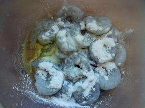 腌好的虾仁加淀粉，面粉和蛋清