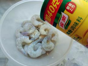 虾仁解冻，沥净水分，加少许家乐鸡粉抓匀。没有鸡粉可以用盐代替，用量稍减。我用的虾仁是开背去过纱线的。