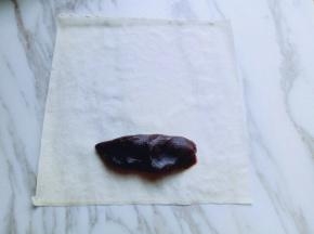 取一张春卷皮，放上豆沙馅。