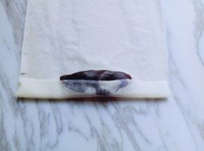 卷起来，如图。