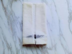 再将两边对折，如图。