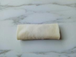 卷起来，收口朝下(如果收口处不粘的话，可以调试一点面糊涂抹，这样就可以黏上了)