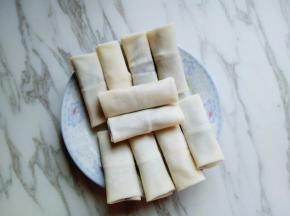 依次做完的春卷。