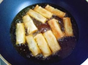 转中火，底部金黄时，用筷子翻一面，两面金黄即可捞出。