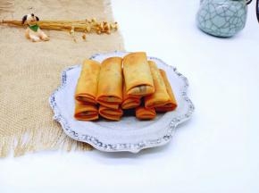 捞出控油，或者放在油纸上吸走多余的油。