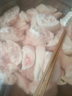 猪蹄子多次泡水，换水