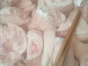 猪蹄子多次泡水，换水