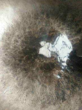 锅里放底油，放少量冰糖