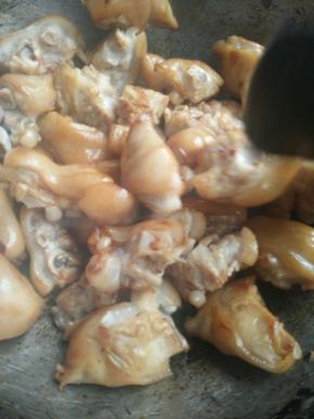 放入控干水分的猪蹄