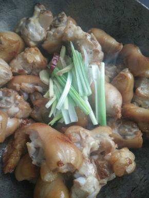 放入葱姜丝辣椒
