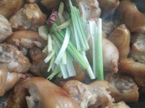 放入葱姜丝辣椒