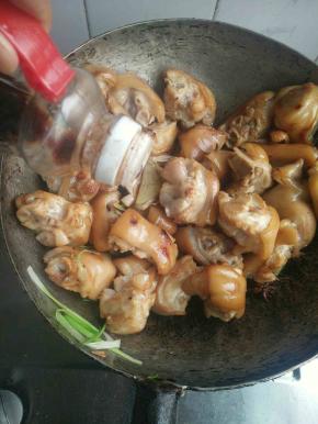 倒入酱油，炒出味道