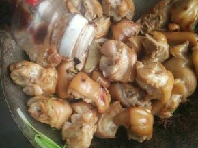倒入酱油，炒出味道