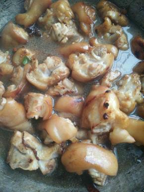 倒入水，没过猪蹄