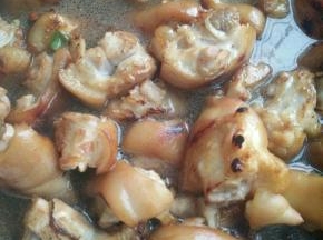 倒入水，没过猪蹄