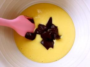 将面糊分成两份，一份加入调好的可可糊，搅拌均匀